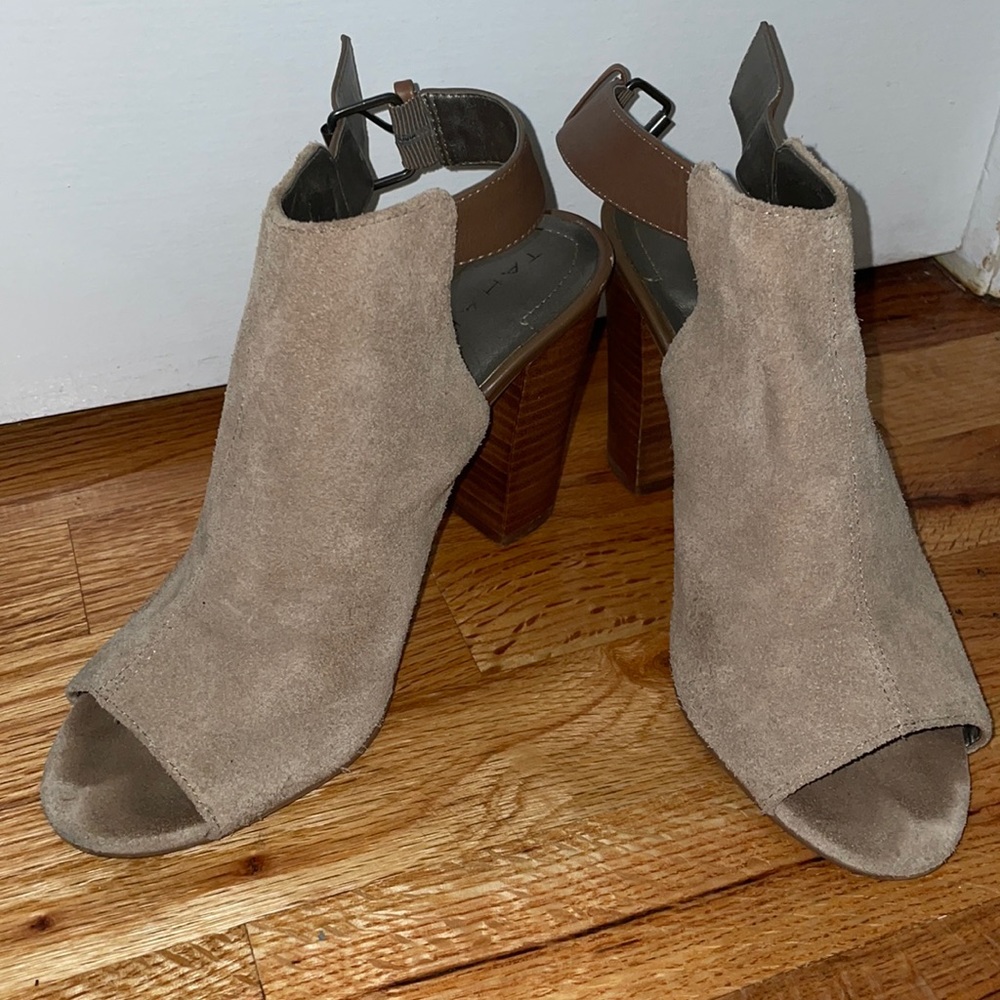 TAHARI Suede peep-toe ankle booties 🤎